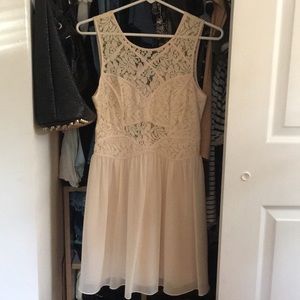 BCBG lace sleeveless dress in light blush/ cream